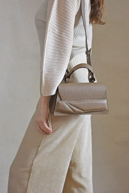 Quilted Shoulder Bag in Cream for a Classic and Elegant LookMini Balance Bag Táska - Textured Sand - Personalization