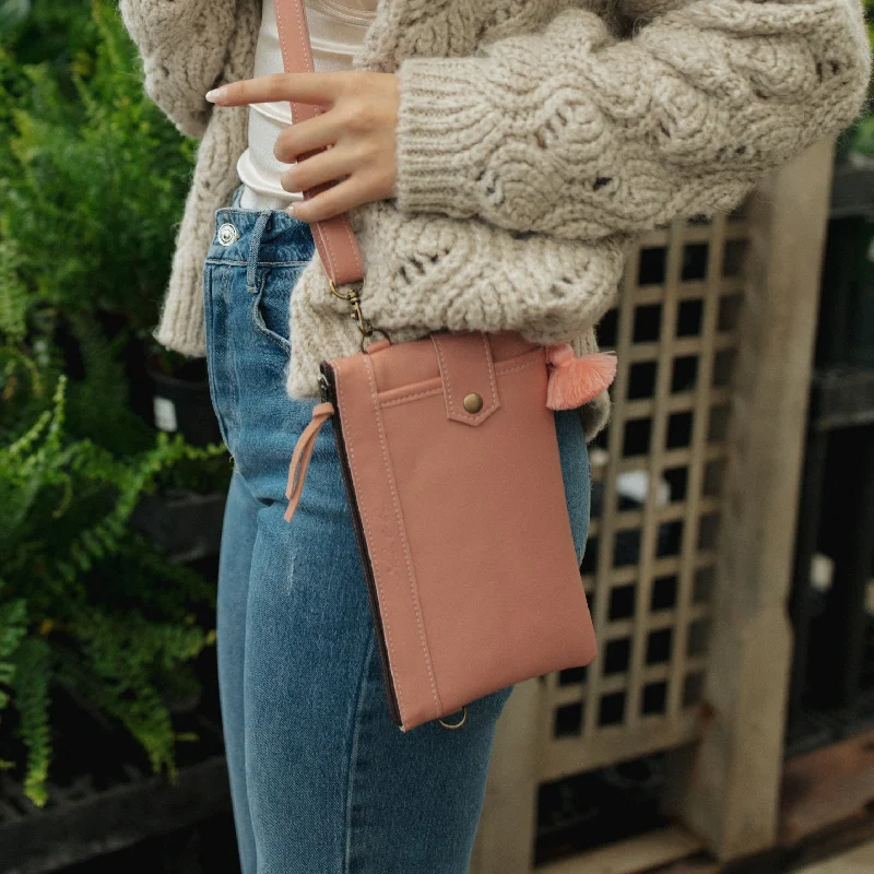 Straw Crossbody Bag in Natural Color for Beach Vacations and Summer DaysEVERYTHING CLUTCH WITH 3 D-RINGS - FULL LEATHER COLLECTION - ROSEWOOD